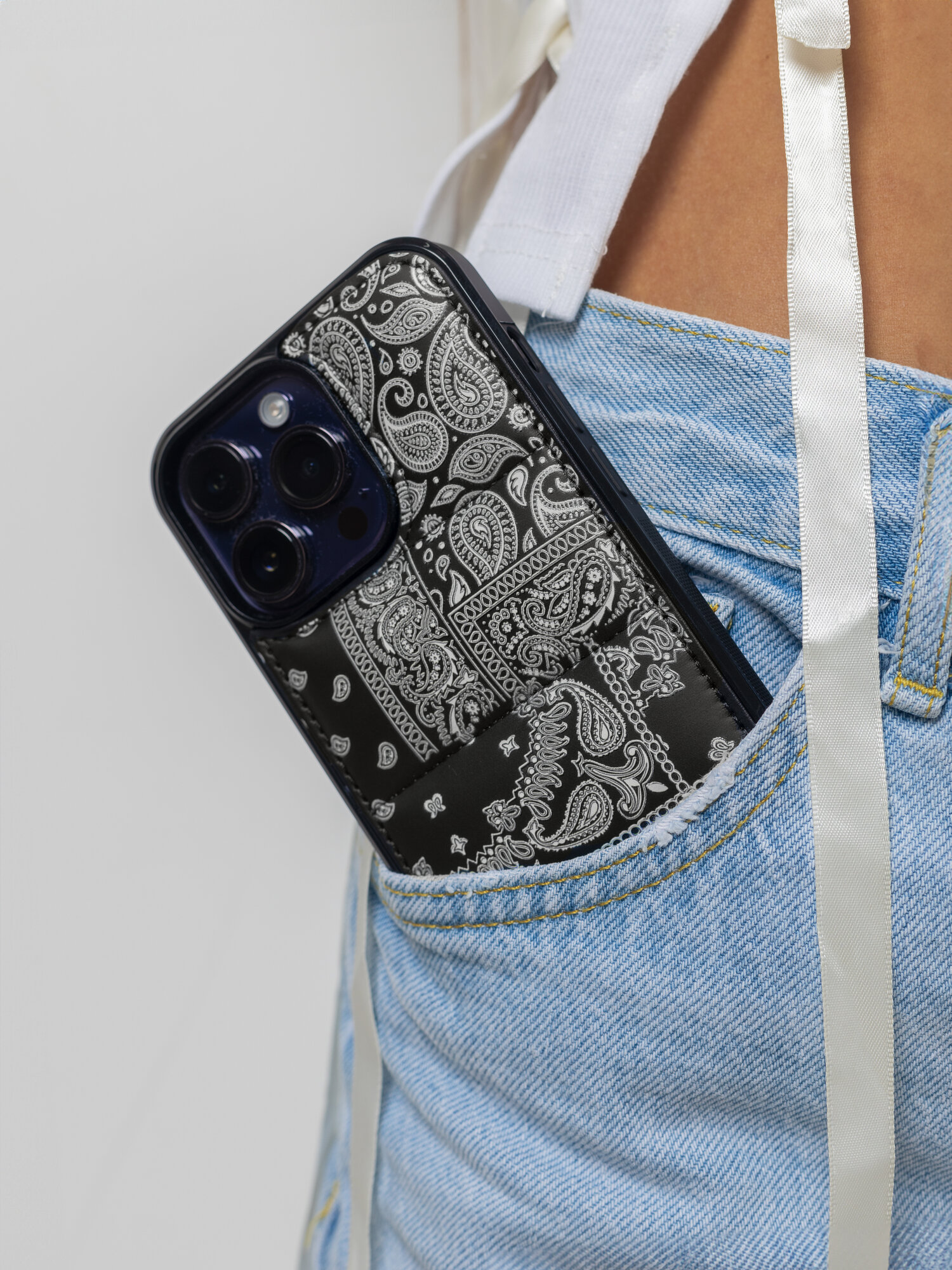 Чехол-бампер для iPhone 15 Pro Max "Пуховик", бандана, soft-touch пластик, черный, защита камеры, узор турецкий огурец — фото 1