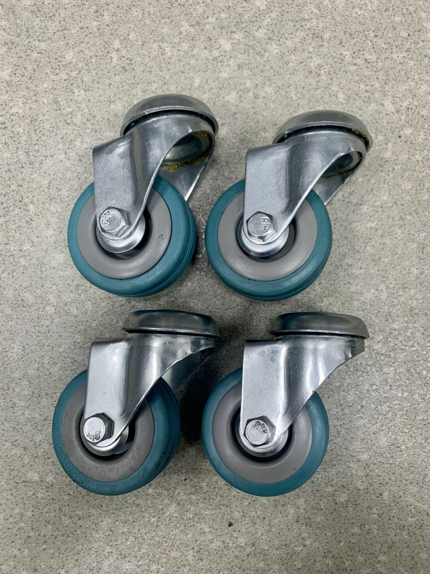 Колесо ф50х17 поворотное под болт ( 4шт в комплекте)