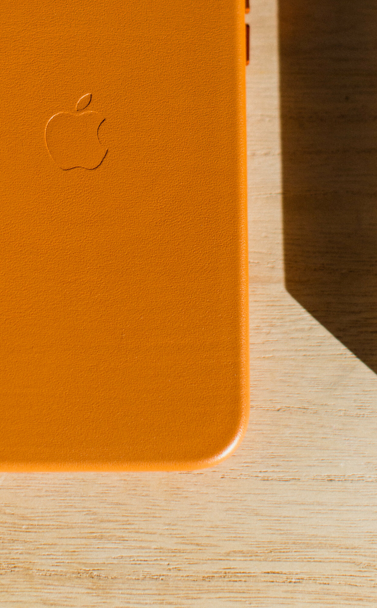 Чехол оранжевый для IPhone 14 Pro Max Leather Case с анимацией и функцией MagSafe — фото 1