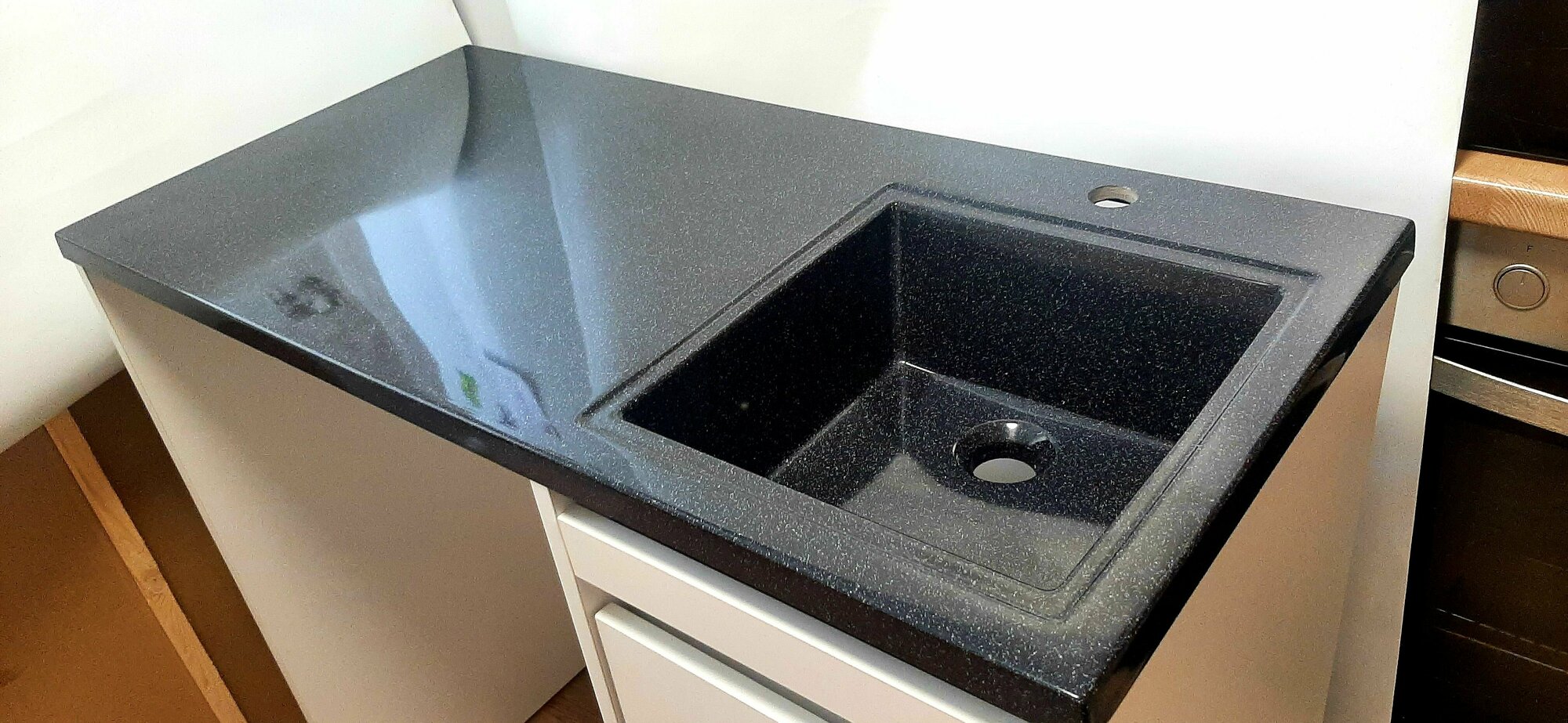 фото Раковина-столешница Чёрная