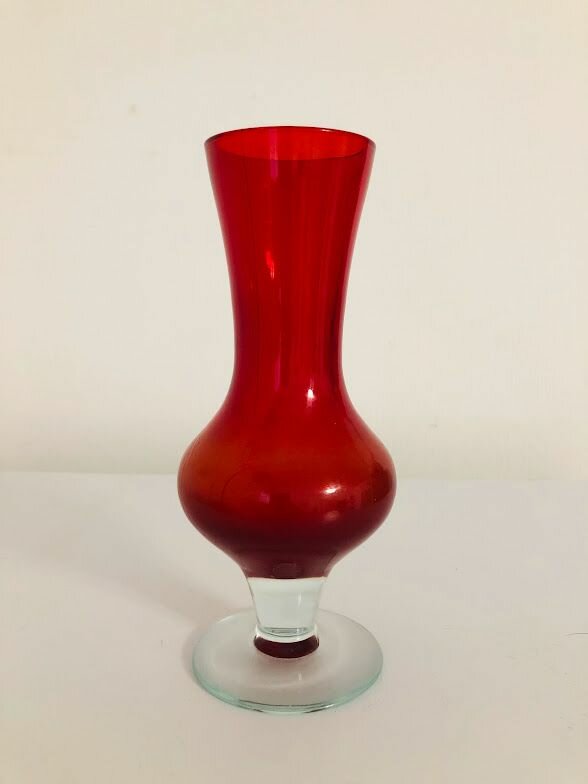фото Ваза винтажная СССР "пламя", цветное, красное стекло, 20см, зав. Красный Гигант