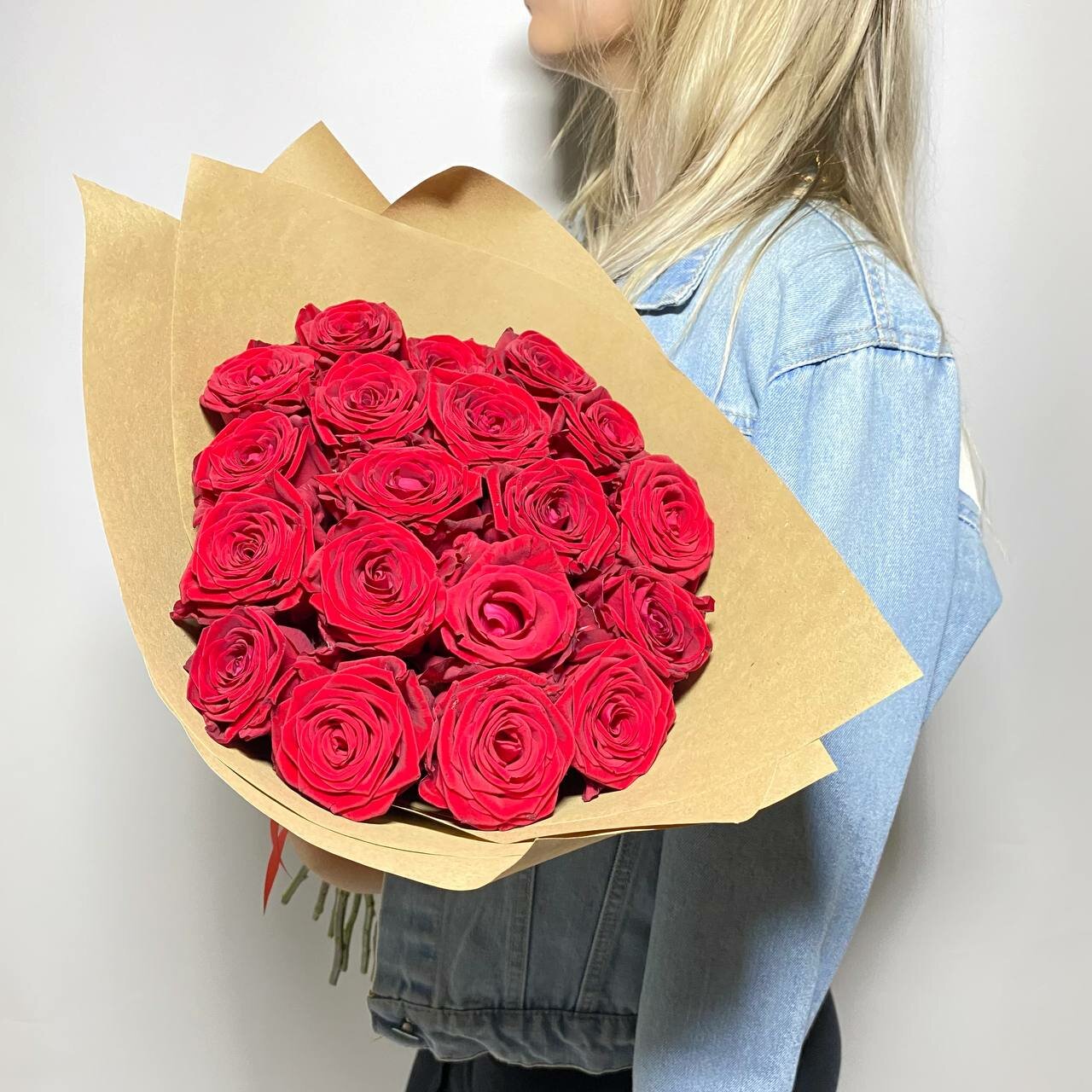 Пышный прекрасный монобукет из 19 свежих красивых красных роз 50 см