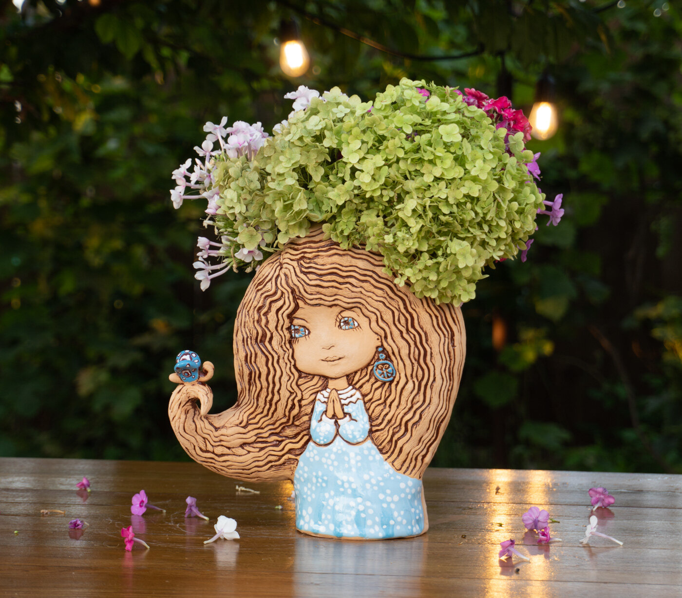 Милая девочка с мотыльком вазочка декоративная керамика