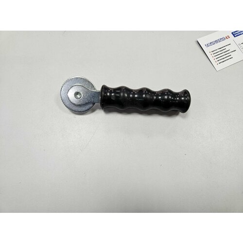 Ролик-раскатка для ремонта шин и камер ролик прикатной 38х3 мм пластиковая ручка без подшипника Clipper 475₽