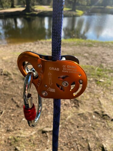 Изображение товара Страховочное устройство, зажим по типу капли со стальным карабином на муфте в комплекте