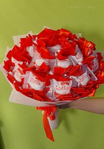 Изображение товара Букет из конфет "Raffaello", ручной работы, дизайн, высота 47 см