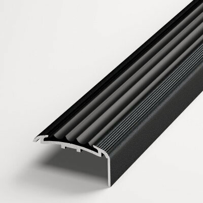 Изображение товара Угловая противоскользящая накладка на ступени Лука ПУ 71, 40х20 мм, длина 2,7 м, алюминиевая окрас черный 015, вставка из ПВХ черная 470