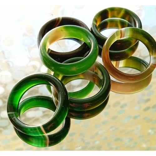 фото Кольцо кольцо агат зеленый гладкий цельный камень, талисман счастья и благополучия, агат, размер 17, зеленый индия