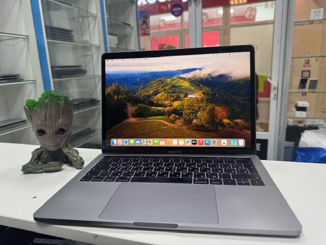 13.3" Ноутбук Apple MacBook Pro 2019, 2560x1600, Intel Core i5 2.4 ГГц, RAM 8 ГБ, SSD 256 ГБ, Intel Iris Plus Graphics, macOS