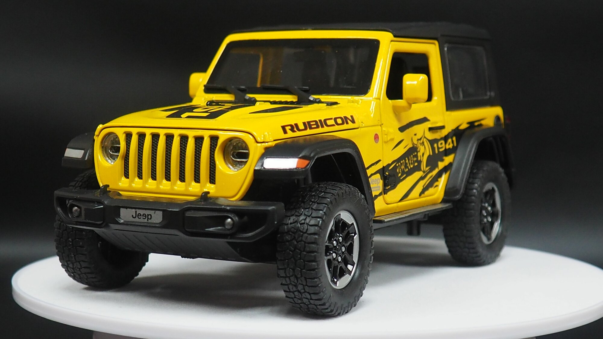 Модель автомобиля JEEP Wrangler Rubicon. 1/24. Свет. Звук. Инерция.