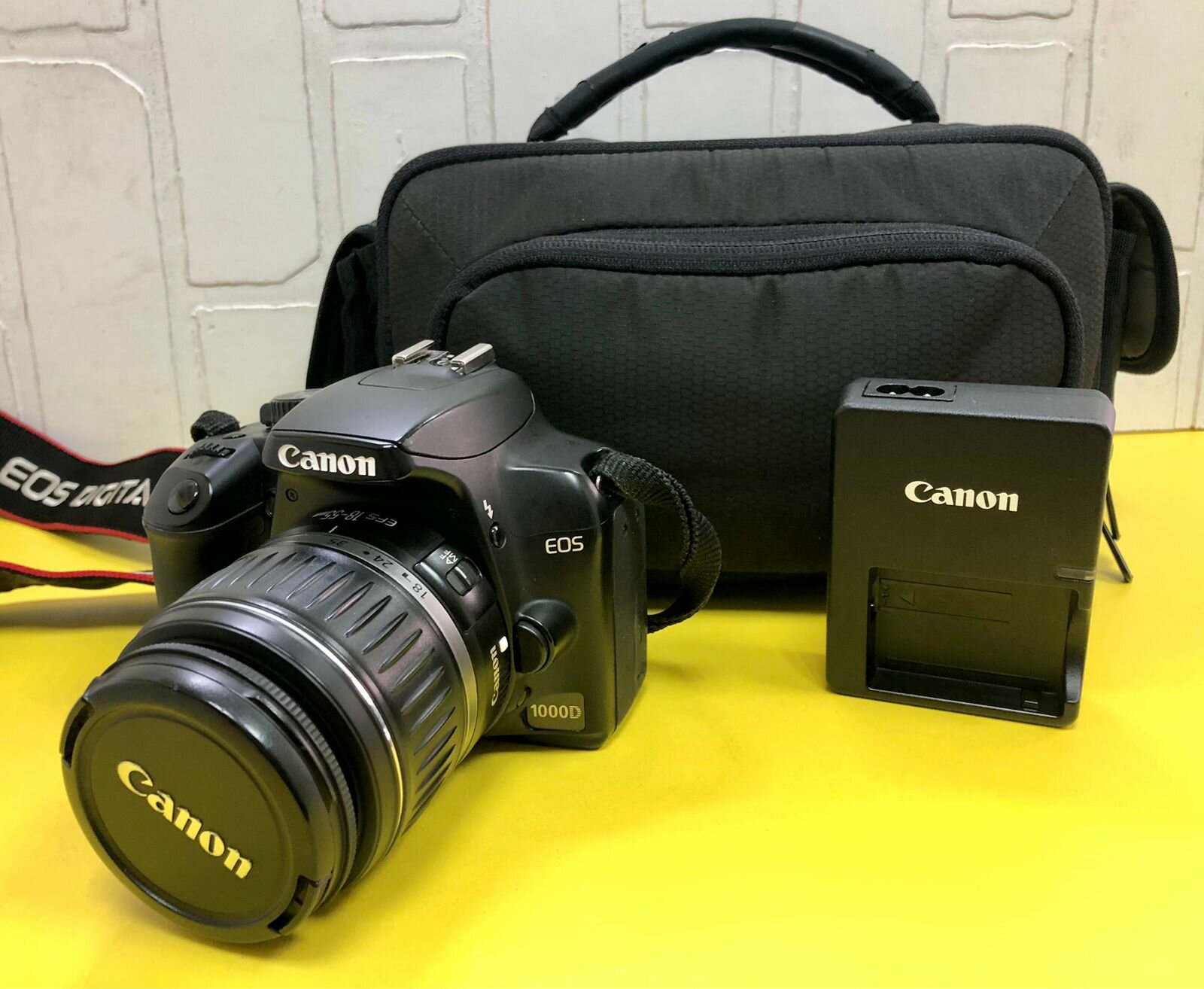 Зеркальный фотоаппарат Canon EOS 1000D kit EF-S 18-55mm f/3.5-5.6 IS II, черный