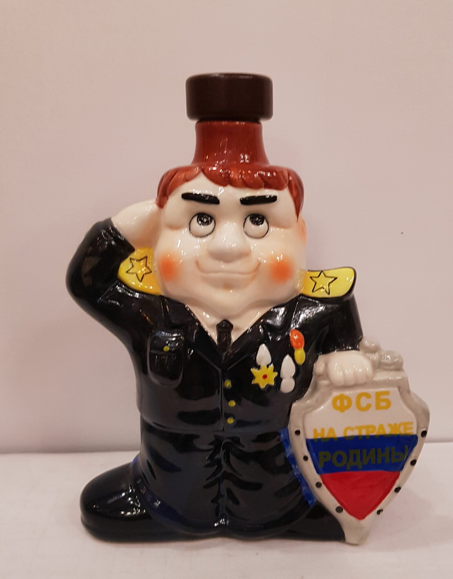 фото Статуэтка декоративная "ФСБ на страже Родины" Штоф для вина подарочный 19х12х6см, керамика