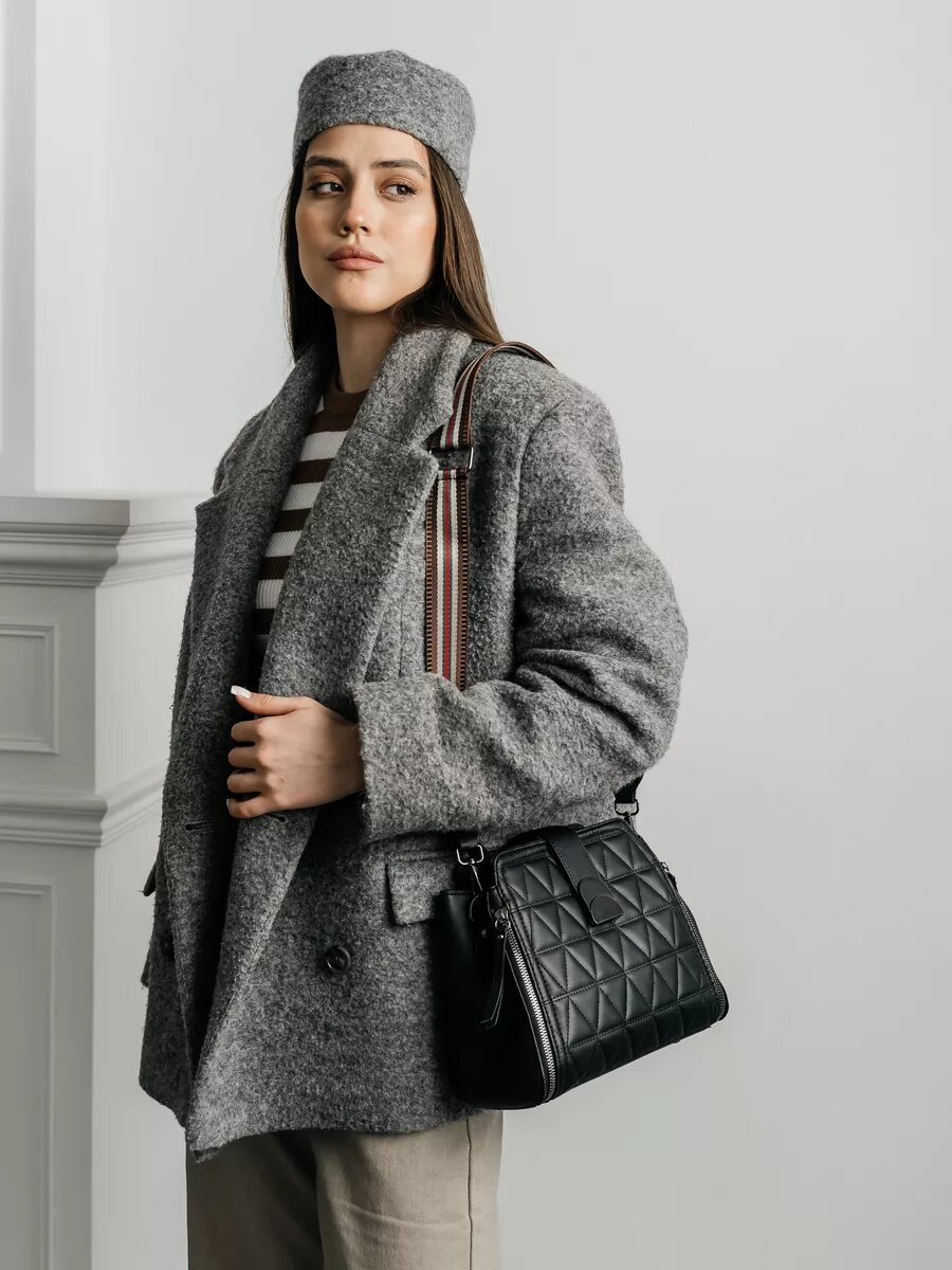 фото Сумка женская черная через плечо кросс-боди средняя