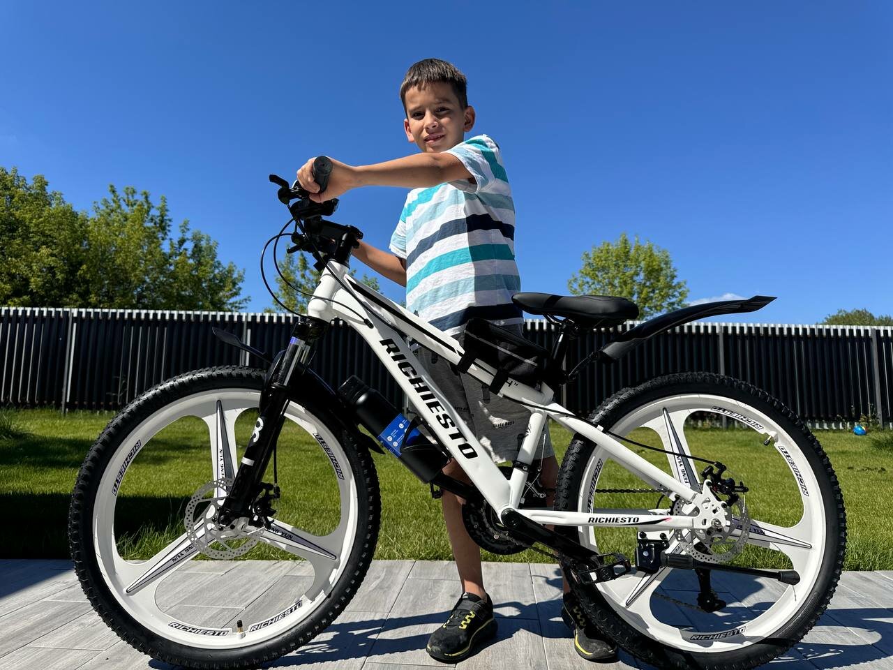 фото Велосипед RICHIESTO 26" на литых дисках, ТРИ луча. Горный Спортивный Унисекс, белый матовый