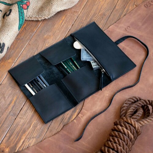 Изображение товара Пенал - скрутка из натуральной кожи для художников. Для карандашей и ручек. Три отделения. Черный