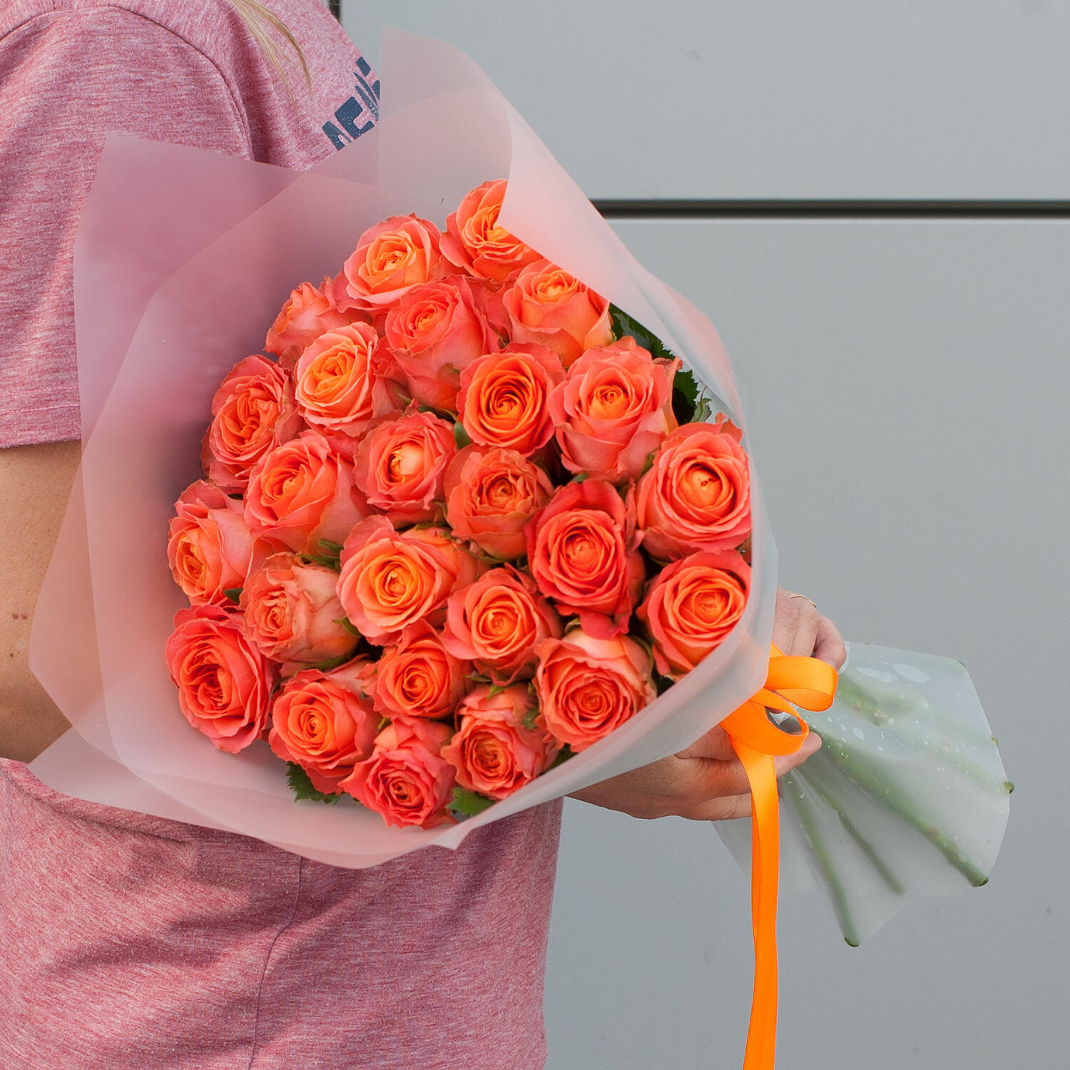 Букет из оранжевых роз в дизайнерской упаковке "Нежный апельсин"