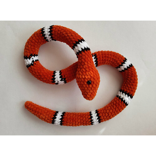 Змея вязаная игрушка из плюшевой пряжи темнооранжевый цвет с чернобелыми полосками
