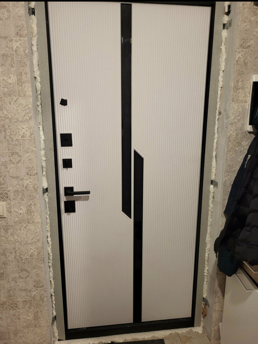 Входная дверь LABIRINT CARBON 880x2050 левая панель стекло черное фацет ФЛС-570 белый софт - фотография № 4