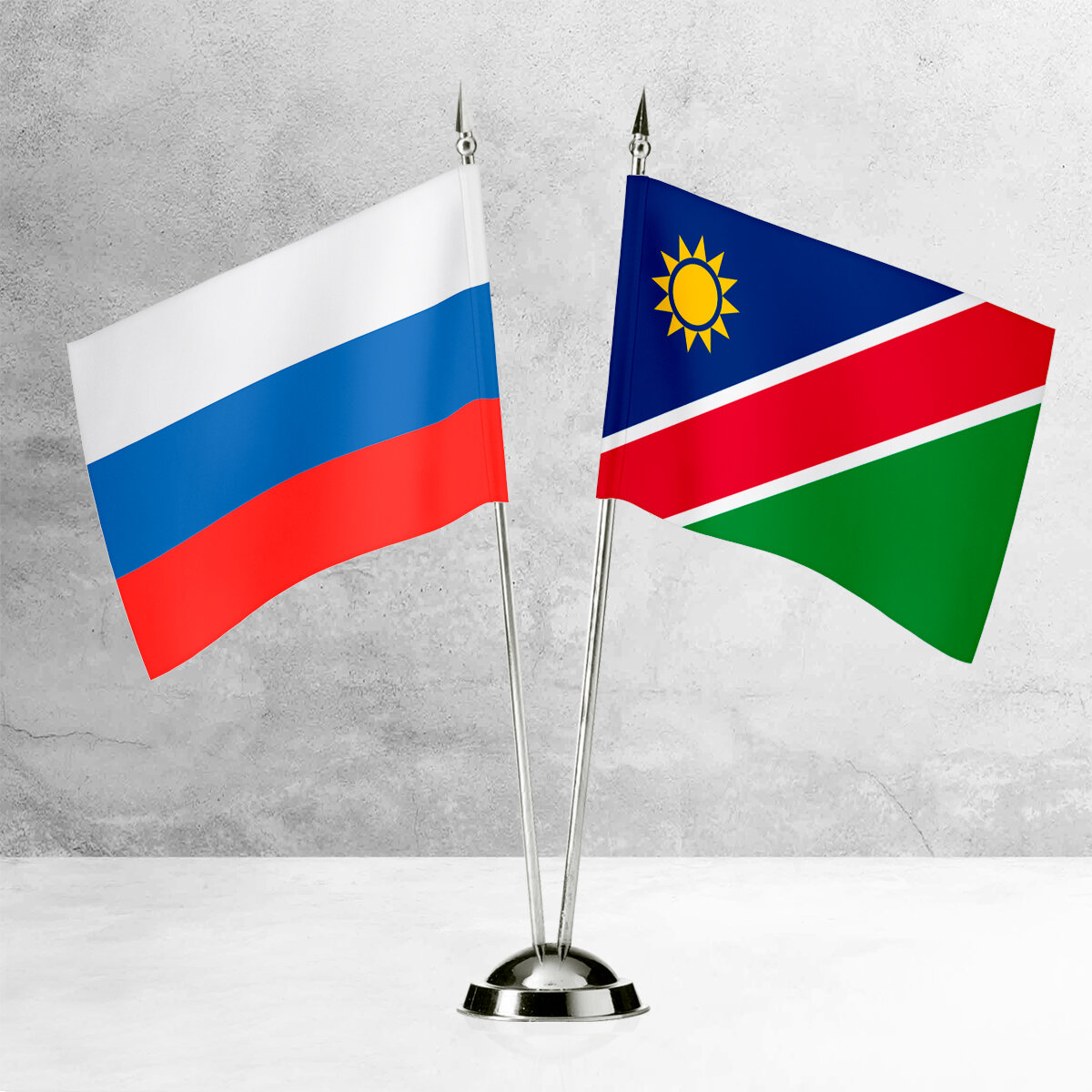Настольные флаги России и Намибии на пластиковой подставке под серебро