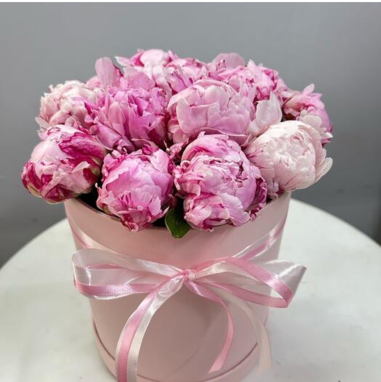 Живые цветы с доставкой  пионы в шляпной коробе с лентами  пионы Сара Бернар в шляпной коробке 15 штук от Flowery Hills