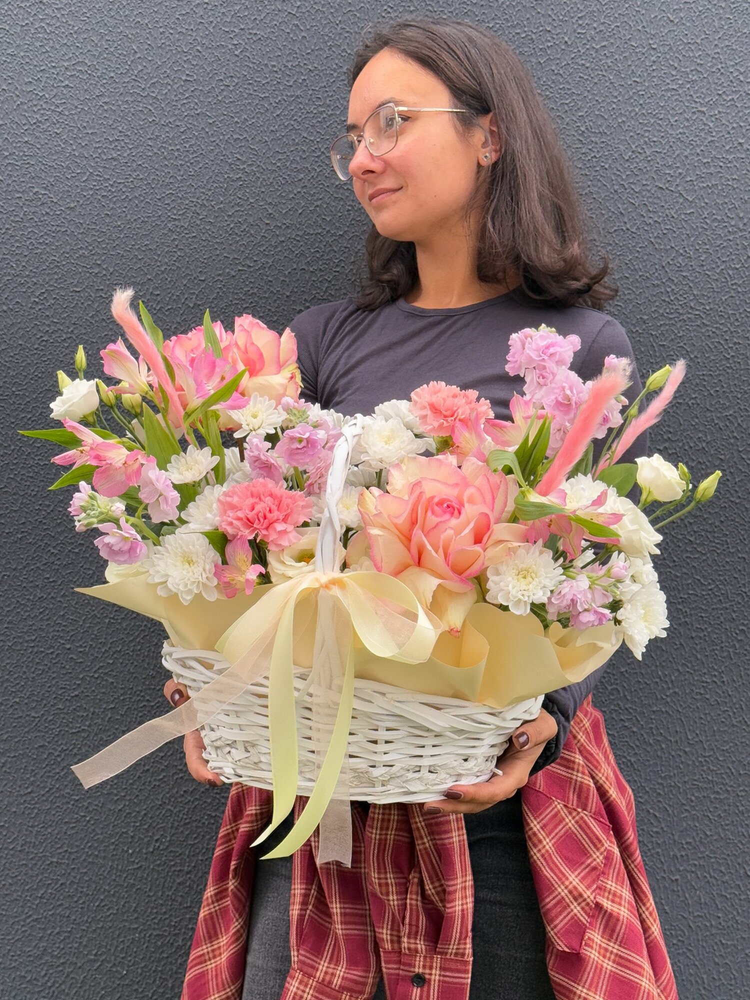 Нежная корзина с французскими розами маттиолой эустомой диантусами