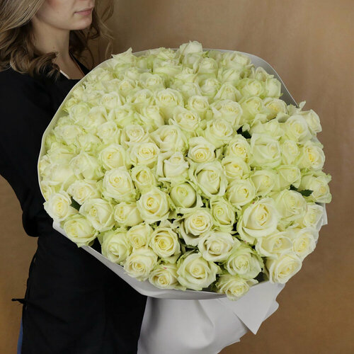 Изображение товара Букет живых цветов из 101 белой розы в упаковке 60см от Букет Маркет