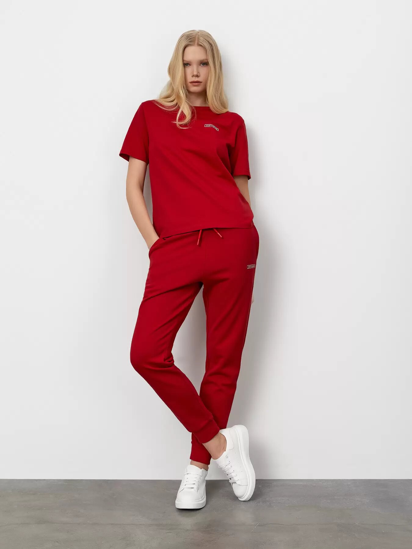 Брюки спортивные JUST CLOTHES Красный. Декор термологотип. Карманы сбоку по шву 2 б/заст, сзади нет. Пояс резинка+утяг шнурок. Д