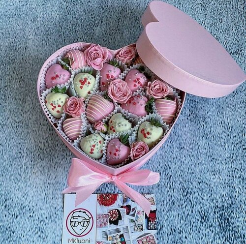 Изображение товара Love Story, из розовых роз с клубникой в шоколаде, в коробке