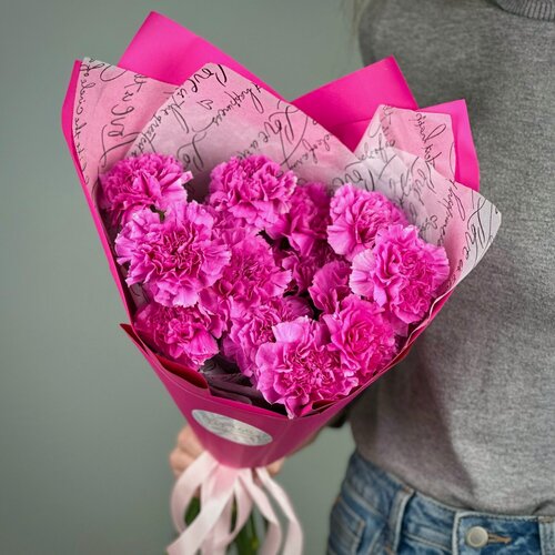 Изображение товара Букет из 15 малиновых гвоздик в стильной упаковке. «365 Поводов» - живые цветы с доставкой
