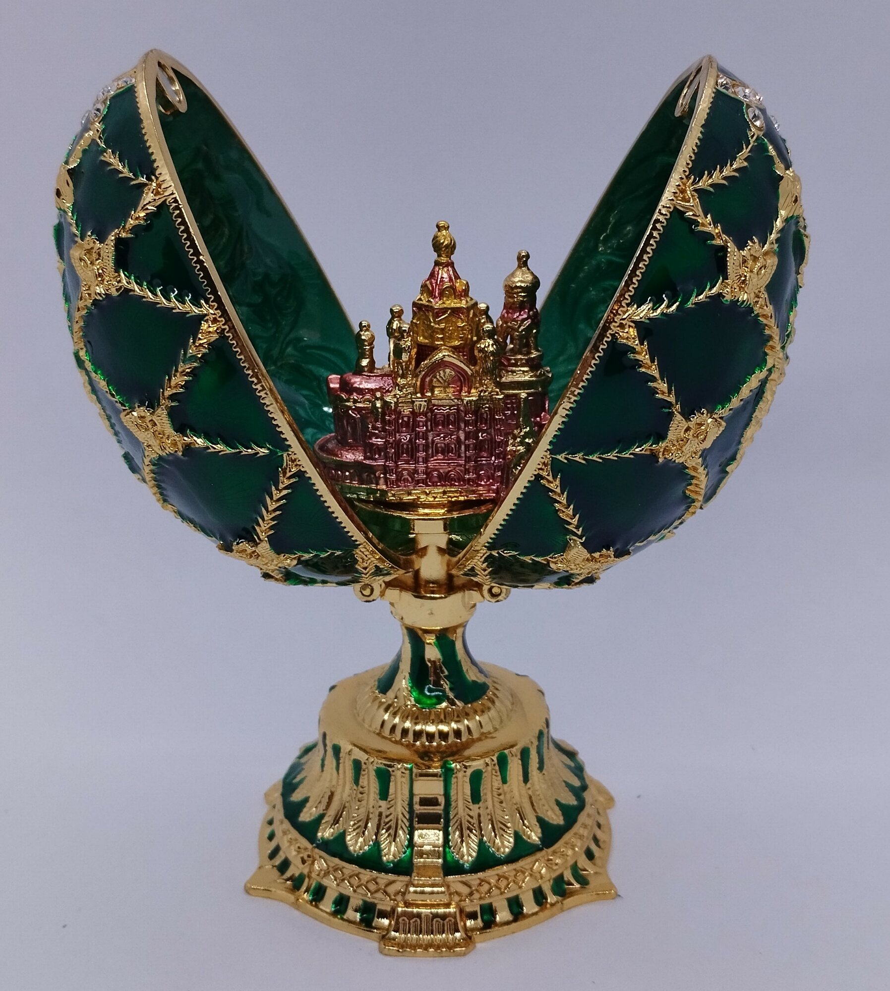 Яйцо Фаберже сетка с гербами (3038, зелёное), с фигурой Спаса-на-Крови.
