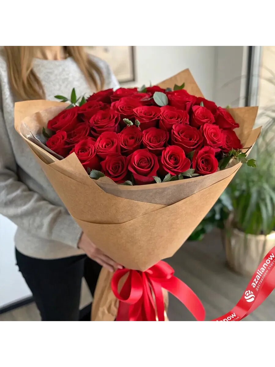 Букет из 31 красной розы в крафтовой бумаге 50 см от АзалияНау