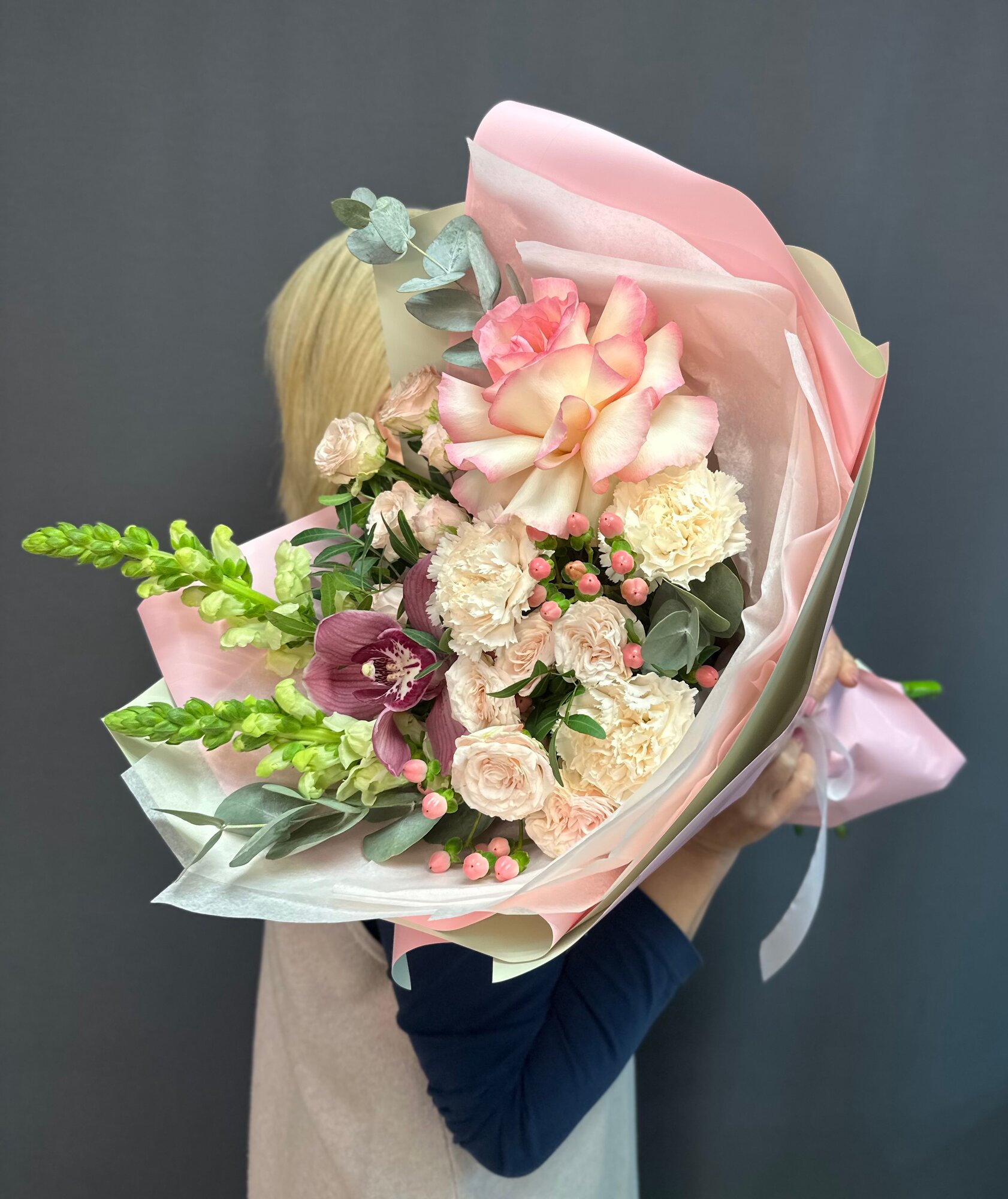Букет с орхидеей и французской розой в нежной упаковке от Skyflora