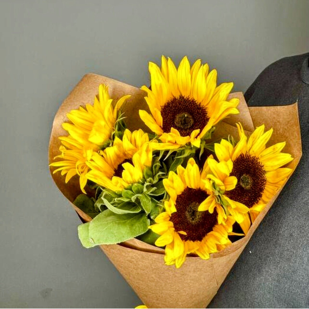 Монобукет "Flowery Hills" подсолнухи жёлтые 5 шт крафт-бумага размер S