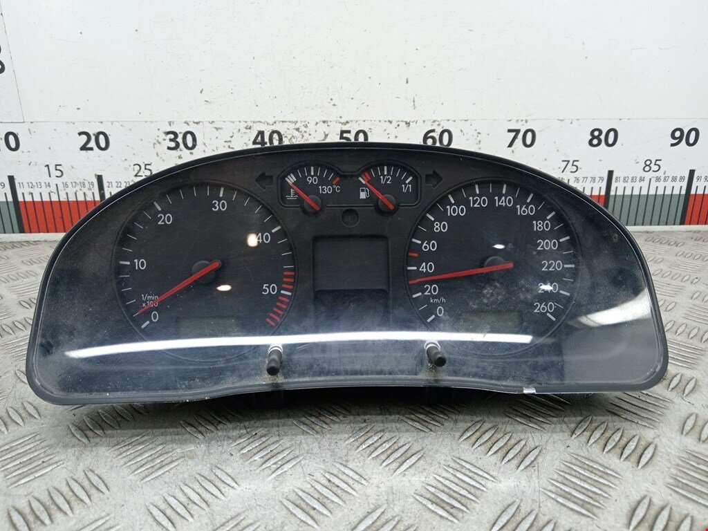 Панель приборная (щиток приборов) Volkswagen Passat 5 арт. 2210981