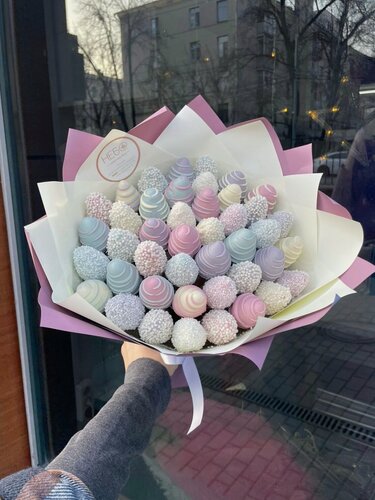 Изображение товара Букет с клубникой в белом, розовом, голубом и фиолетовом шоколаде, кокос, белый рис, 700 г, Charm