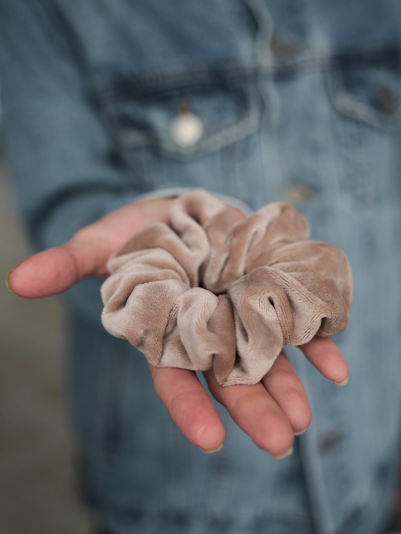 Резинка для волос бархатная/велюр тауп 1шт — фото 1