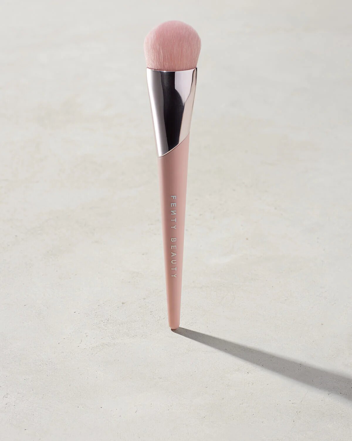 Fenty Beauty Кисть для нанесения тональной основы Full-Bodied Foundation Brush 110
