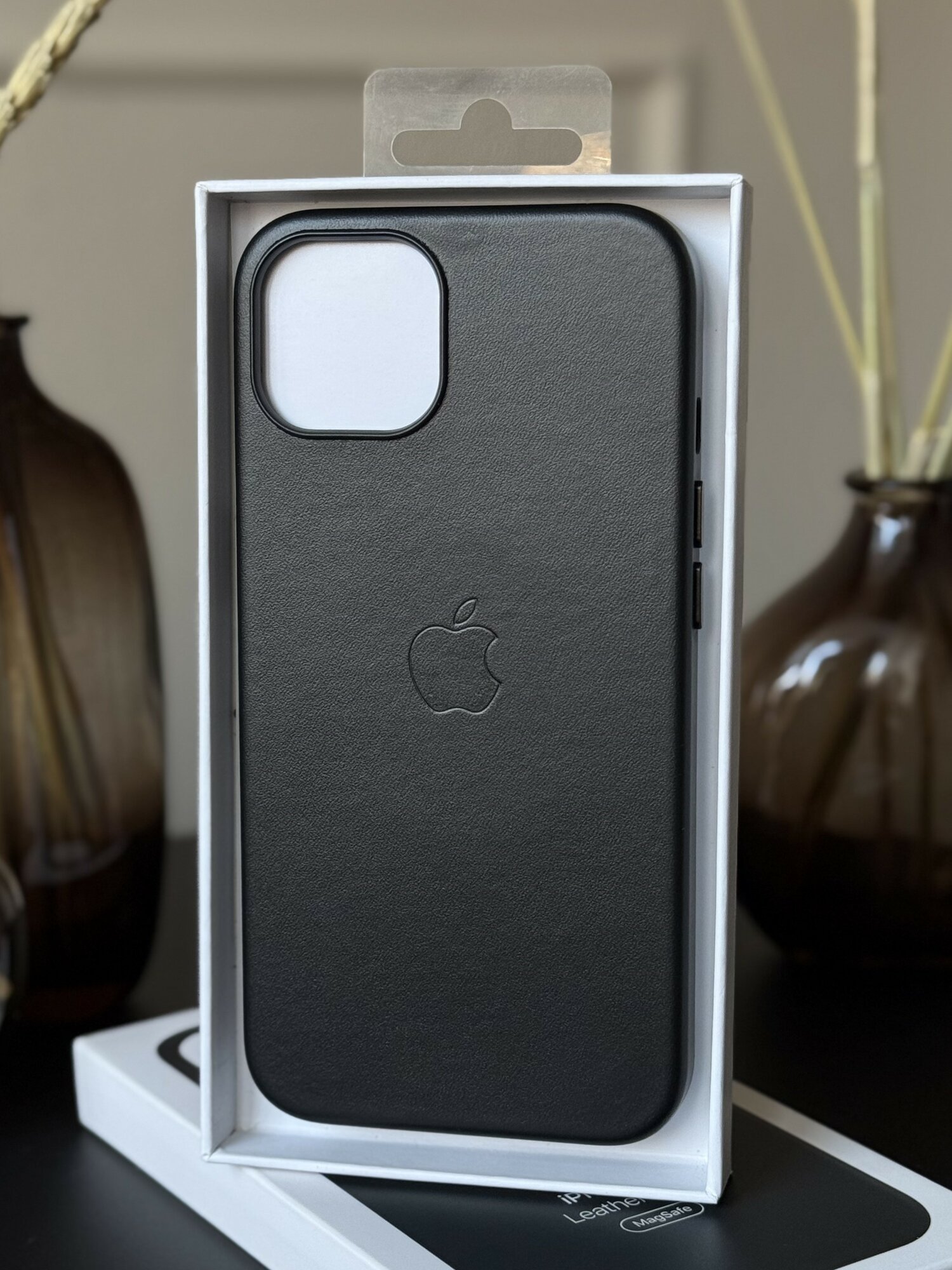 Чехол накладка для iPhone 13 Leather Case with MagSafe, чёрный