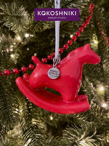 Изображение товара Коллекционная ёлочная игрушка Красная лошадка-качалка