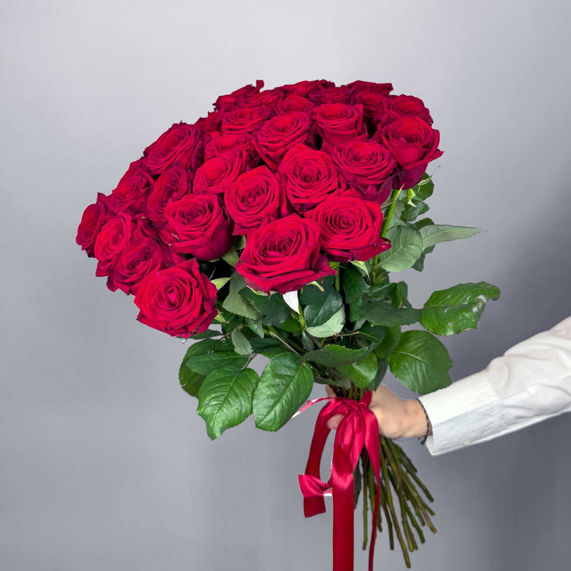 Букет живых цветов красные розы 31 шт. 50 см. "Ред наоми" флау стор