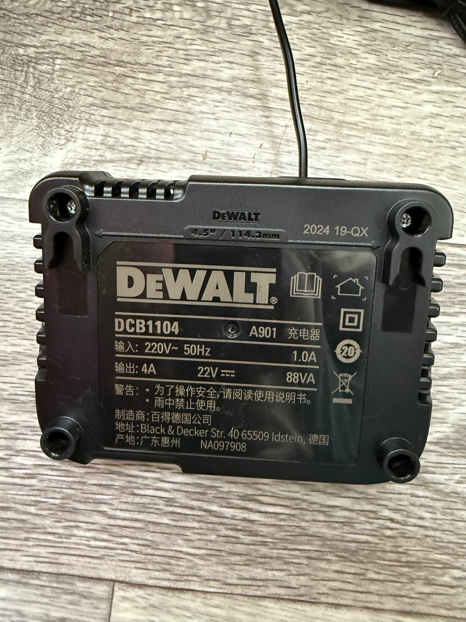Заряное устройство DeWalt DCB1104 — фото 1