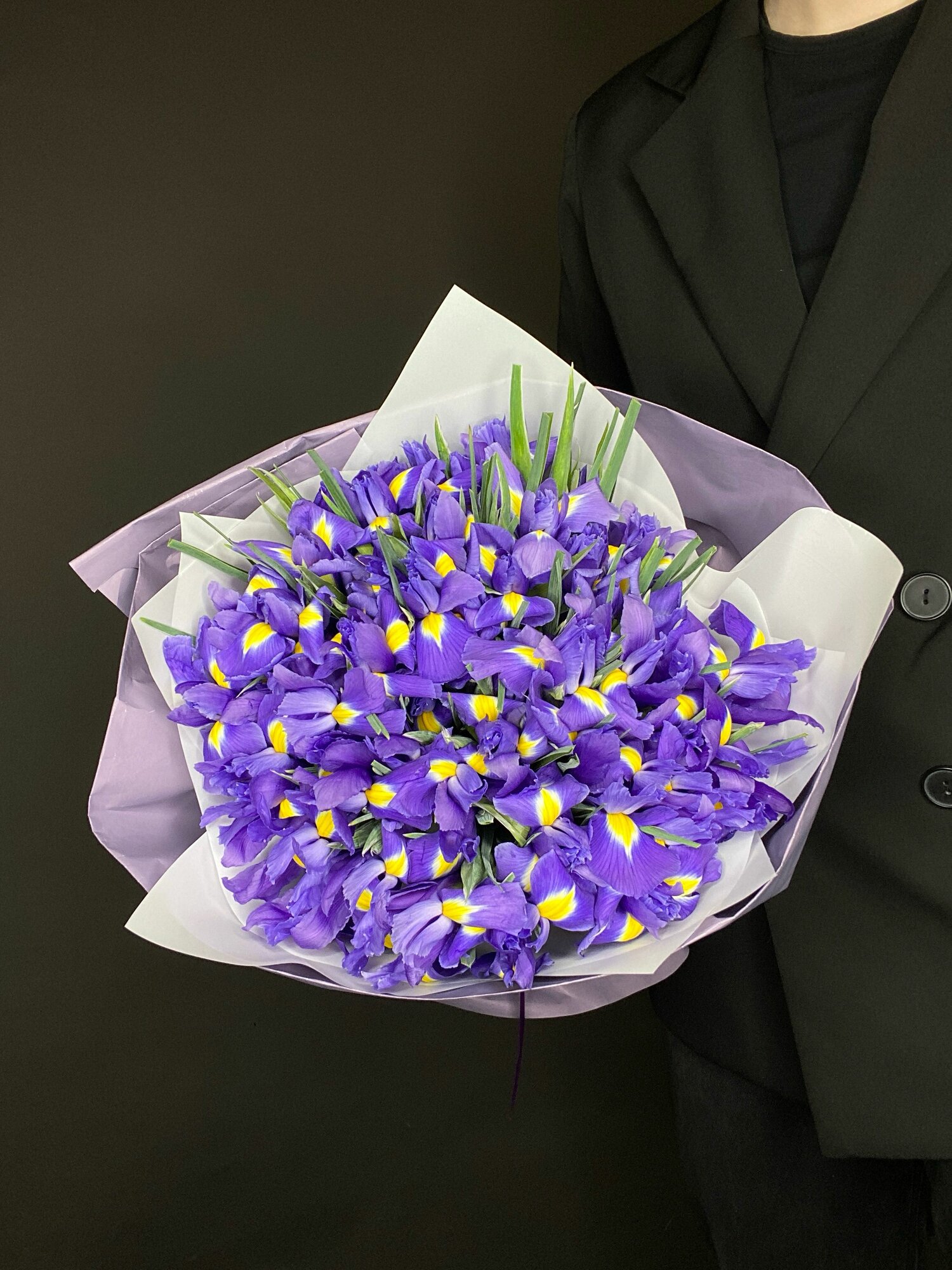Ирисы (51 ирис) высота букета 45 см ширина букета 30 см монобукет