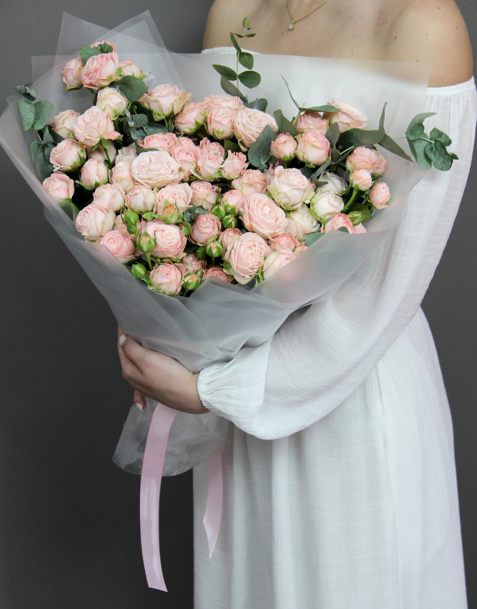 Пионовидные розы кустовые 23-и штуки и 2 эвкалипта "Нежный луч" в упаковке 50 см