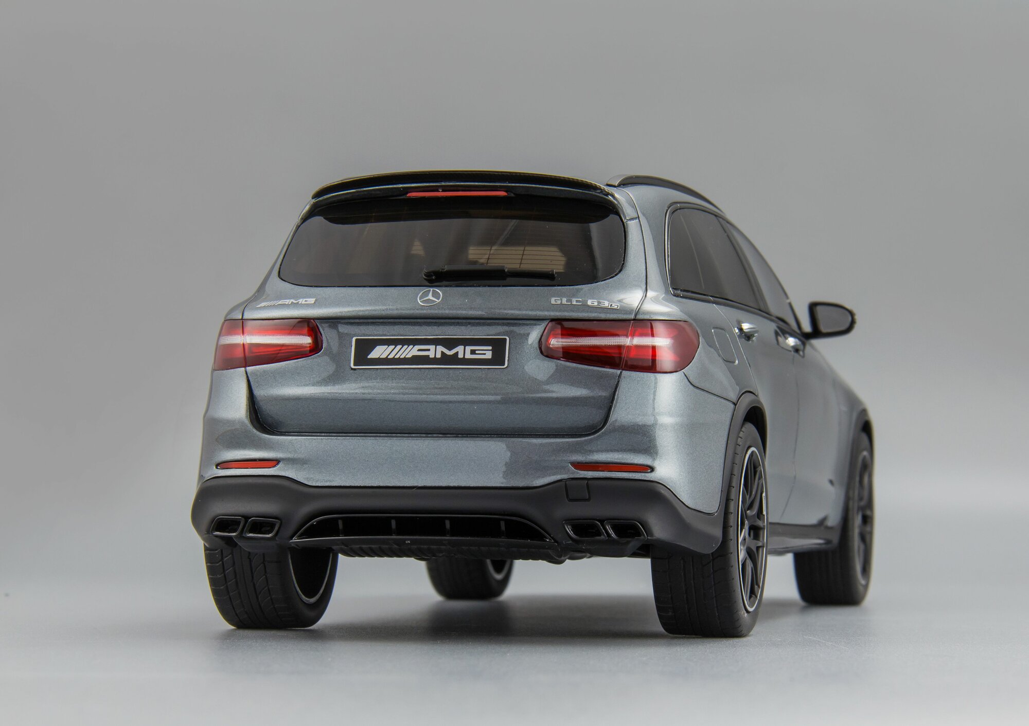1:18 Mercedes-AMG GLC 63 S - 2017, Коллекционная масштабная модель от GT Spirit — фото 1