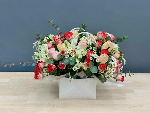 Изображение товара Композиция wowflo, в сумочке, 29 цветов, высота букета 35 см