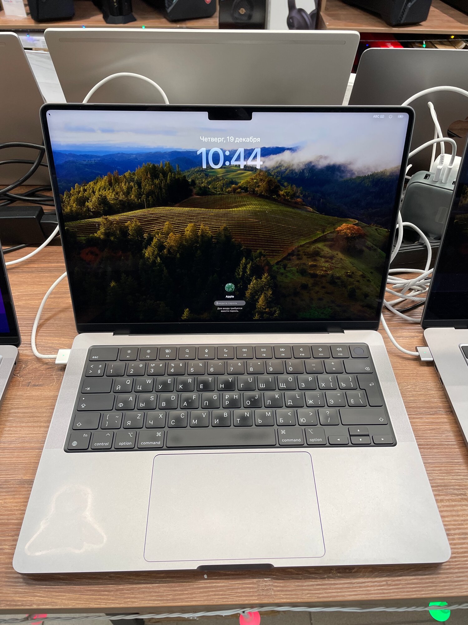 Ноутбук Apple MacBook Pro A2442 M1 Pro 8 core/16Gb/SSD512Gb/14 core GPU/14.2"/Retina XDR/Mac OS/grey