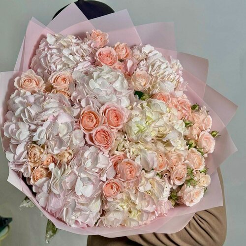 Изображение товара Нежный букет из ванильных гортензий и персиковых кустовых пионовидных роз