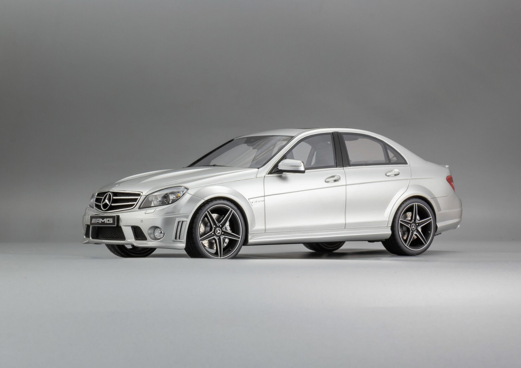 1:18 Mercedes-Benz C63 AMG, Коллекционная масштабная модель от GT Spirit — фото 1