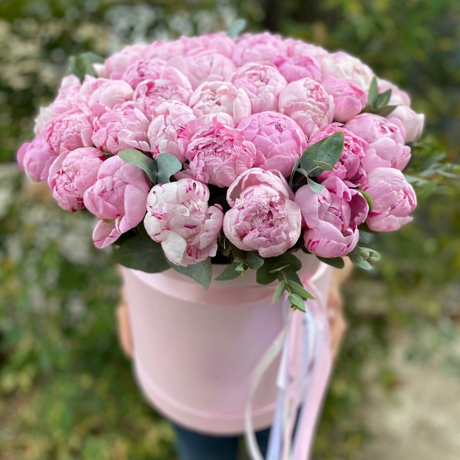 Ароматные пионы Сара Бернар с эвкалиптом в коробке 39шт Ver flowers