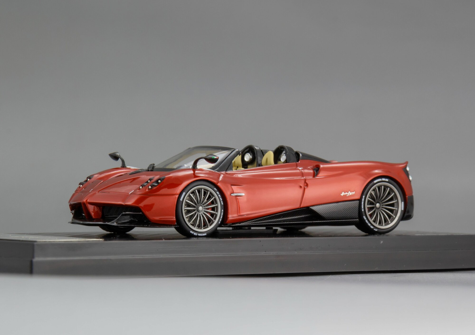 1:43 Pagani Huayra Roadster - 2017, Коллекционная масштабная модель от Almost Real — фото 1